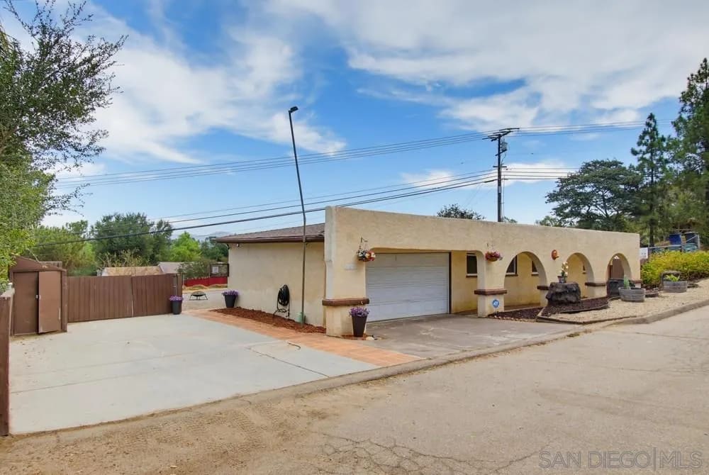 321 North, El Cajon, California, 92021