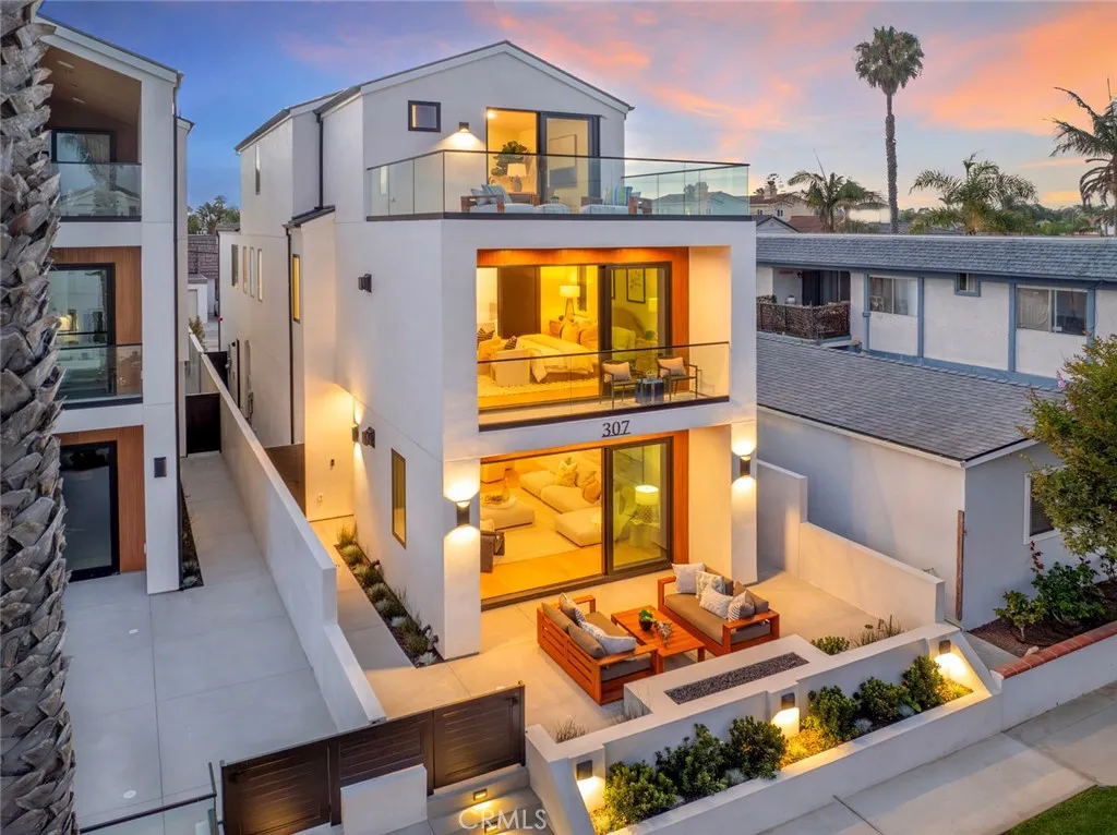 307 14th Street, Huntington Beach, California, 92648