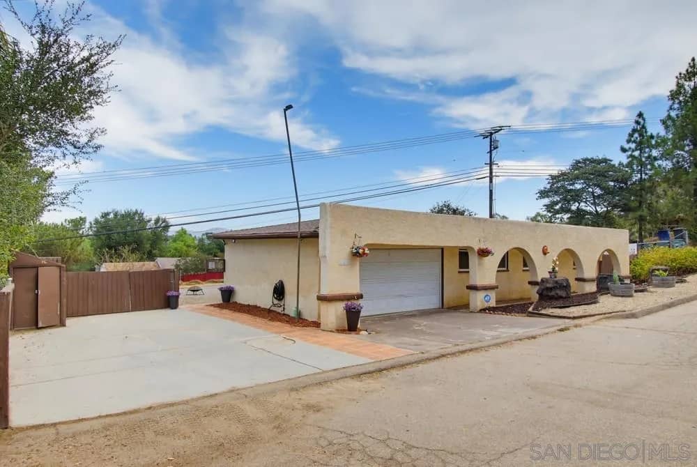 321 North, El Cajon, California, 92021